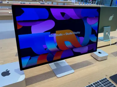 Apple Studio Display — In store, Front, On shelf